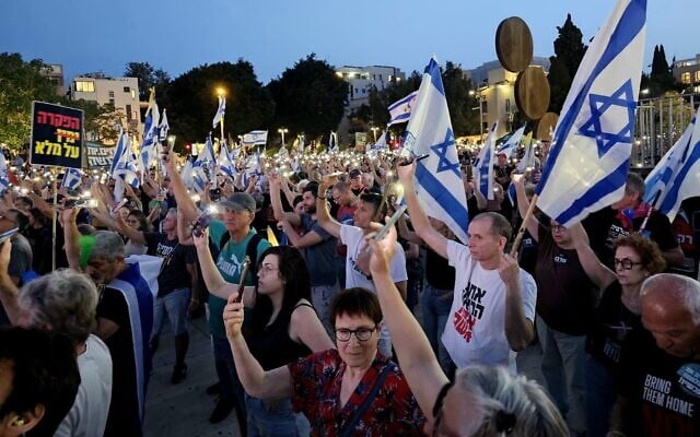 Anti-government protesters attend a weekly demonstration at Habima Square, Tel Aviv, May 17, 2025. (Zohar Bar-Yehuda/Pro-Democracy Protest Movement)