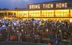 Protesters at Habima Square in Tel Aviv lighting their flashlights as they send a prayer for the safety of hostages in Gaza, May 17, 2025 (Adar Eyal)