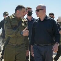 Prime Minister Benjamin Netanyahu (right) and IDF Maj. Gen. David Zini at the Tzeelim training base in southern Israel, May 8, 2025. (GPO)