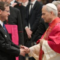 President Isaac Herzog (L) meets Pope Leo XIV at the Vatican on May 18, 2025 (Maayan Toaf / GPO)