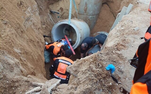 Rescuers attempt to dig out workers trapped in a sand pit in Bnei Brak on May 19, 2025. (United Hatzalah) Rescuers attempt to dig out workers trapped in a sand pit in Bnei Brak on May 19, 2025. (United Hatzalah)