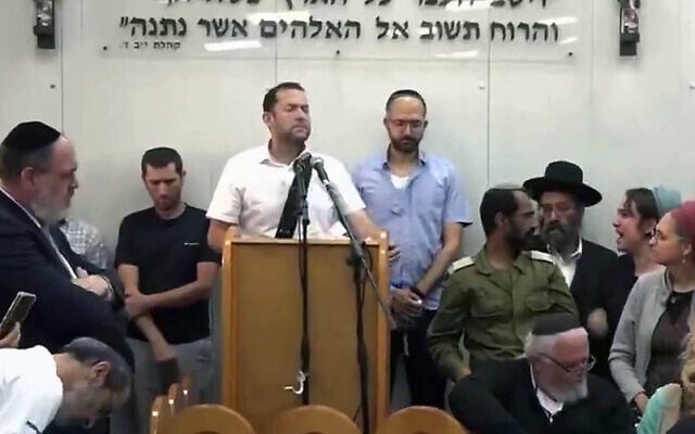 Shaked Gez (second from right) addresses Samaria Regional Council head Yossi Dagan (third from left) at her sister Tzeela's funeral in Jerusalem, May 15, 2025. (Screenshot used in accordance with article 27a of the Copyright Law)