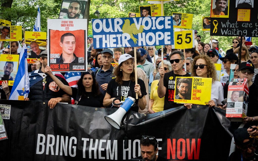 Undeterred by Colorado attack, several hundred rally for hostages in NYC