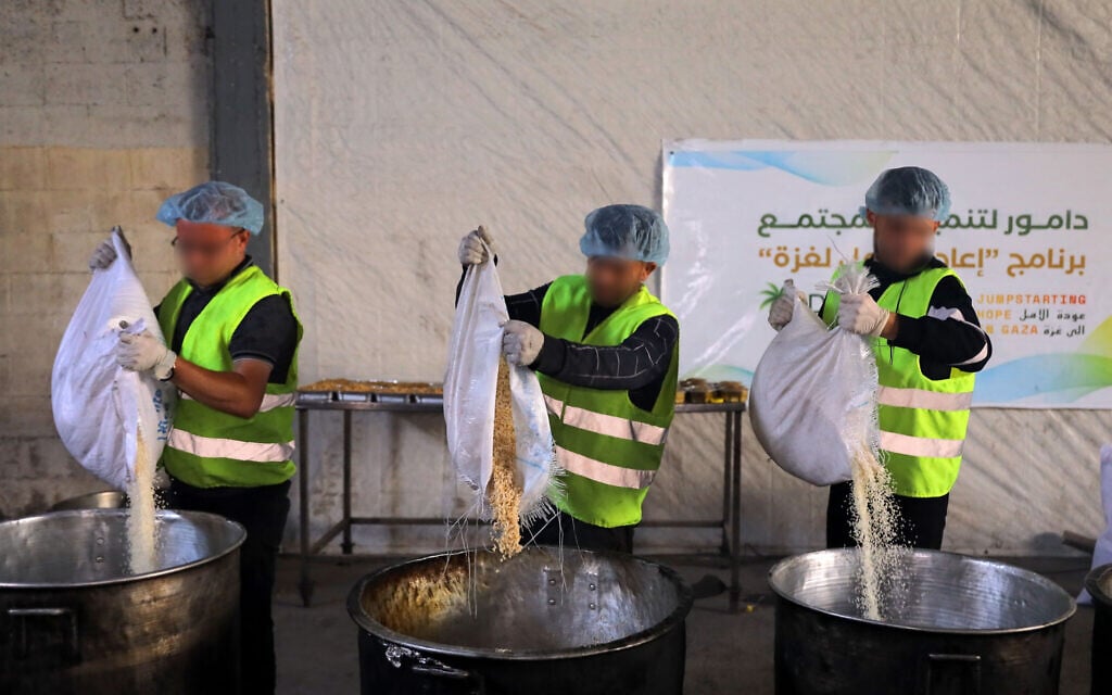 Palestinians and Israelis partner to feed thousands of Gazans as food aid fluctuates