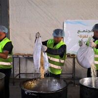 Preparing hot food for displaced Gazans living in tents at the Mesk Layan camp in Muwasi, southern Gaza, May 22, 2025. (Jumpstarting Hope in Gaza)