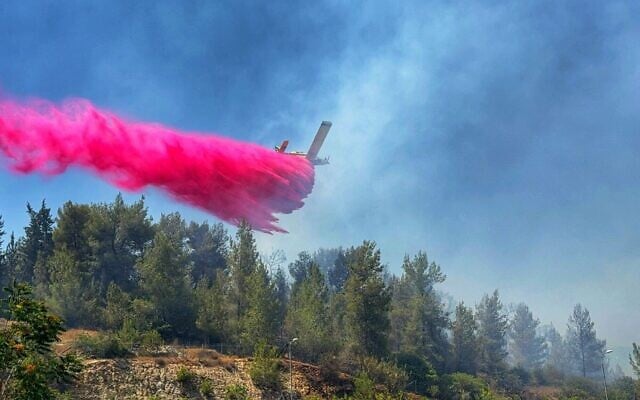 A firefighting plane drops flame retardant on a brushfire that broke out near Jerusalem's Ein Karem neighborhood on June 9, 2025. (Fire and Rescue Service) A firefighting plane drops flame retardant on a brushfire that broke out near Jerusalem's Ein Karem neighborhood on June 9, 2025. (Fire and Rescue Service)