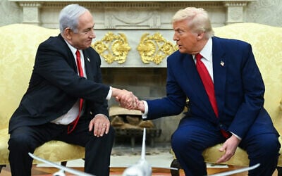 US President Donald Trump (right) shakes hands with Prime Minister Benjamin Netanyahu during a meeting in the Oval Office of the White House in Washington, DC, on April 7, 2025. (SAUL LOEB / AFP)