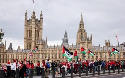 Protesters wave Palestinians flags as they gather on Westminster Bridge in front of the Elizabeth Tower, commonly known by the name of the clock's bell "Big Ben", at the Palace of Westminster, home to the Houses of Parliament, in central London, on June 4, 2025 (Adrian DENNIS / AFP)
