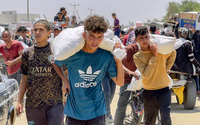 Displaced Palestinians receive humanitarian aid packages from a US-backed foundation in Rafah in the southern Gaza Strip on June 10, 2025. (Photo by AFP) Displaced Palestinians receive humanitarian aid packages from a US-backed foundation in Rafah in the southern Gaza Strip on June 10, 2025. (Photo by AFP)