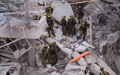 Responders work amid building rubble following a strike by an Iranian missile in the city of Bat Yam, south of Tel Aviv, early on June 15, 2025.  (Jack GUEZ / AFP)