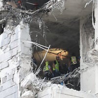 Responders inspect a damaged building following a strike by an Iranian missile in Petah Tikva, east of Tel Aviv, on June 16, 2025 (Jack GUEZ / AFP)