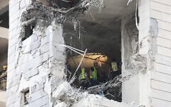 Responders inspect a damaged building following a strike by an Iranian missile in Petah Tikva, east of Tel Aviv, on June 16, 2025 (Jack GUEZ / AFP)