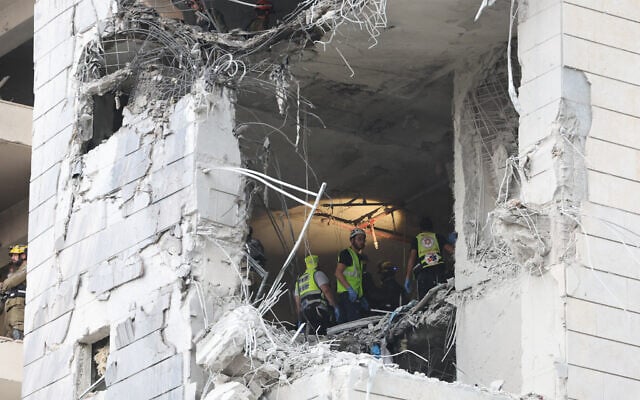 Responders inspect a damaged building following a strike by an Iranian missile in Petah Tikva, east of Tel Aviv, on June 16, 2025 (Jack GUEZ / AFP)
