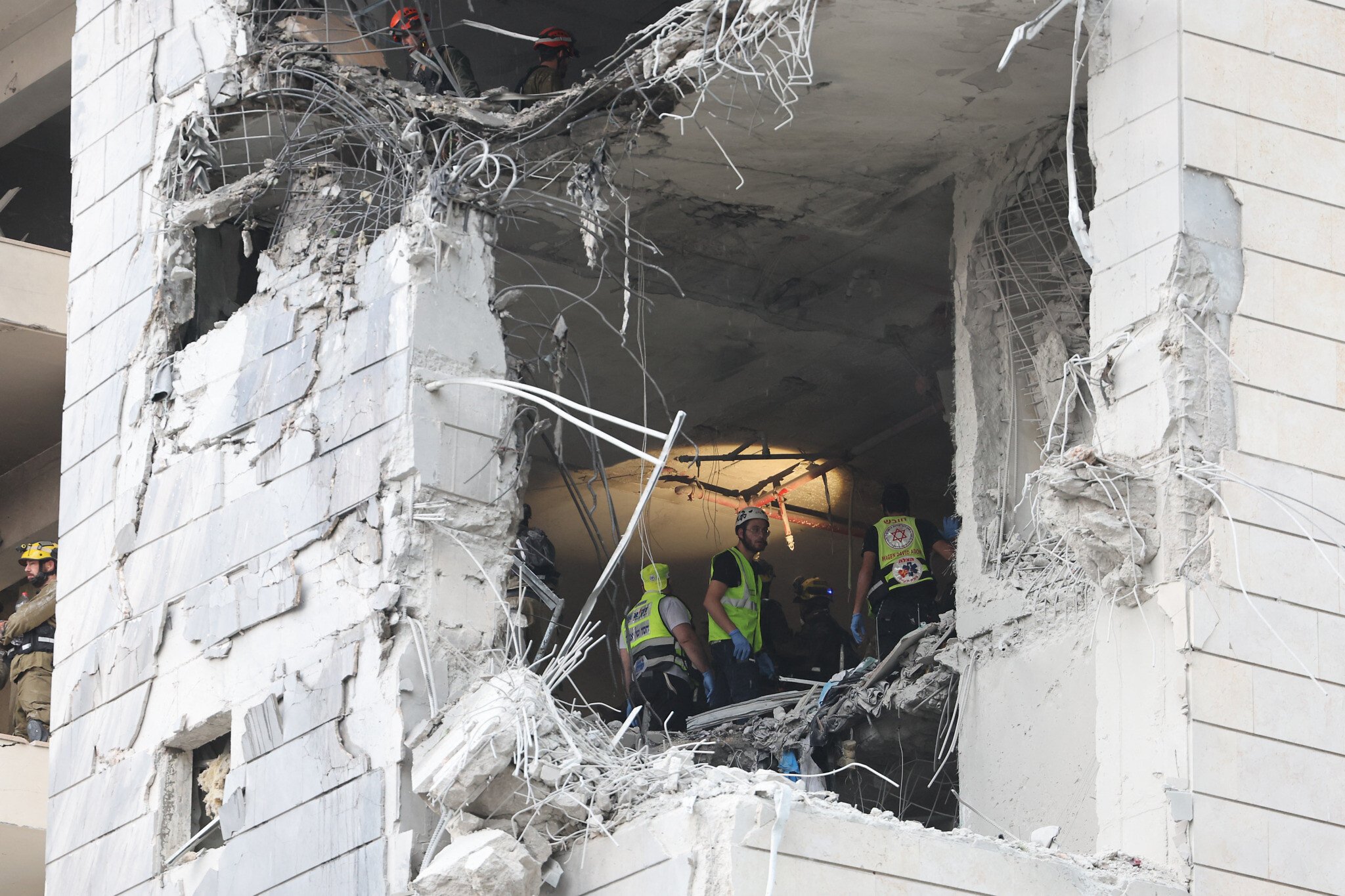 Iranian Missiles Kill 8, Injure 300 Across Central Northern Israel