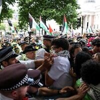 Protesters and police officers clash during a rally in support of pro-Palestinian, anti-Israel group Palestine Action after British government announced the group's ban, in Trafalgar Square, in central London, on June 23, 2025. (HENRY NICHOLLS / AFP)