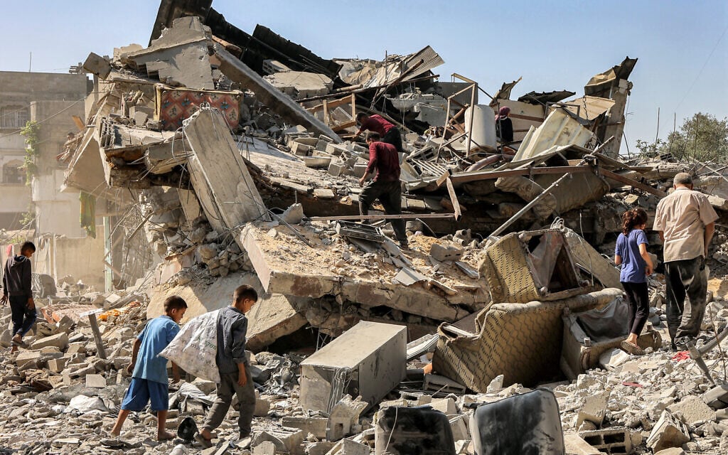 People inspect the rubble of a destroyed building following Israeli strikes in Jabalia in the northern Gaza Strip on June 27, 2025. (Omar AL-QATTAA / AFP)