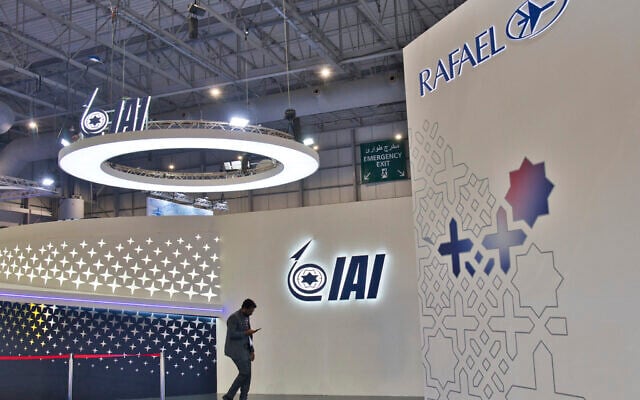 Мужчина проходит мимо пустого стенда Israel Aerospace Industries с пустым стендом Rafael на авиасалоне в Дубае, Объединенные Арабские Эмираты, 13 ноября 2023 года. (AP Photo/Jon Gambrell)