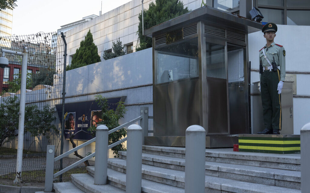 Foreign Ministry says embassies closed, urges Israelis abroad to register locations
