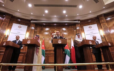 From left to right, Egyptian Foreign Minister Badr Abdelatty, Saudi Foreign Minister Prince Faisal bin Farhan, Jordanian Foreign Minister Ayman Safadi, Bahraini Foreign Minister Abdullatif bin Rashid Al Zayani, and Arab League Secretary-General Ahmed Aboul Gheit, holds a press conference following the ministerial committee of the Arab-Islamic Extraordinary Joint Summit on Gaza, in Amman, Jordan, Sunday, June 1, 2025. (AP Photo/Raad Adayleh)