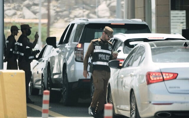 Saudi policemen check vehicles entering the Muslim holy city of Mecca, Saudi Arabia, at Al-Shemesi check point, a vital entry point for pilgrims traveling to the city, June 2, 2025. (AP Photo/Amr Nabil)