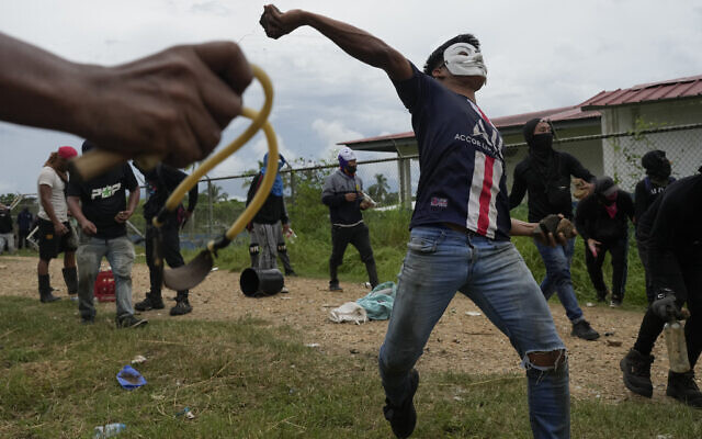 Anti-government protesters clash with police at the Indigenous Embera community of Arimae, Panama, Thursday, June 5, 2025. (AP Photo/Matias Delacroix) Anti-government protesters clash with police at the Indigenous Embera community of Arimae, Panama, Thursday, June 5, 2025. (AP Photo/Matias Delacroix)