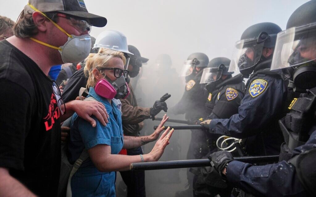 Violent protests in Los Angeles after Trump deploys National Guard on streets