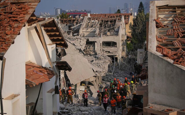 Israeli security forces inspect destroyed houses that were struck by a missile fired from Iran, in Rishon Lezion, Israel on Saturday, June 14, 2025. (AP Photo/Ohad Zwigenberg)