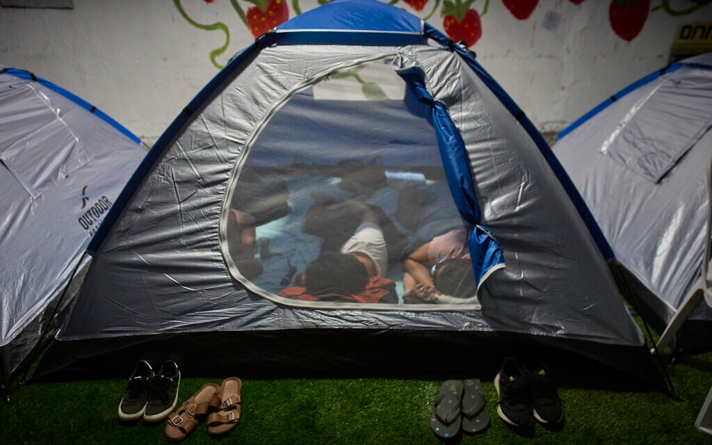 People spend the night in a public shelter as a precaution against Iranian missile attacks, in Tel Aviv, June 21, 2025. (AP Photo/Ohad Zwigenberg)