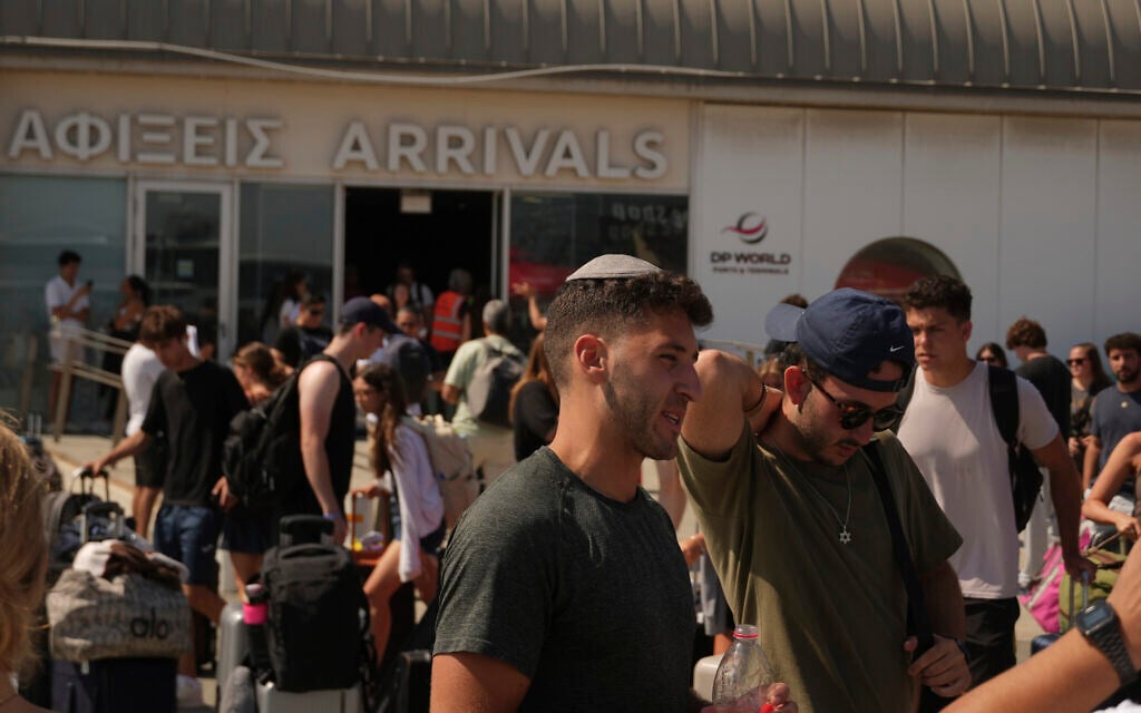 Cyprus Chabad inundated by thousands of Israelis trying to find way home