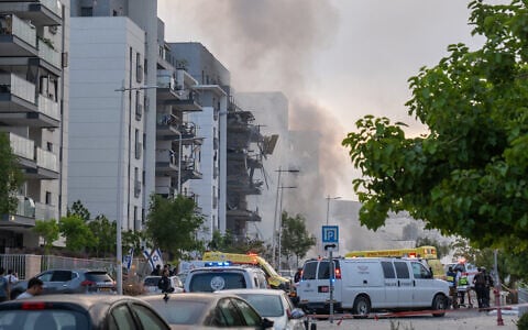 The scene of an Iranian ballistic missile impact in the southern city of Beersheba, June 20, 2025. (Emanuel Fabian/Times of Israel)