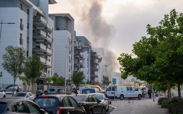 The scene of an Iranian ballistic missile impact in the southern city of Beersheba, June 20, 2025. (Emanuel Fabian/Times of Israel) The scene of an Iranian ballistic missile impact in the southern city of Beersheba, June 20, 2025. (Emanuel Fabian/Times of Israel)