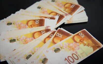 A photo of NIS 100 bills, December 31, 2017. (Nati Shohat/Flash90)