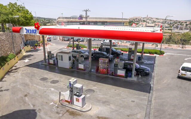 People fill up their gas tanks at a Sonol petrol station, in Mevasseret Zion, on May 22, 2023. (Yossi Aloni/FLASH90)