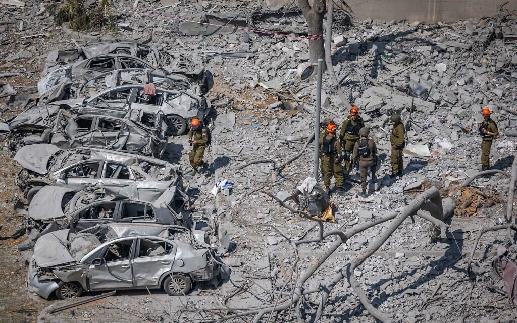 The scene where a ballistic missile fired from Iran hit in Beersheba, June 24, 2025 (Yonatan Sindel/Flash90)