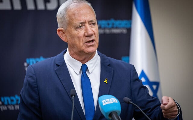 O líder do Partido da Unidade Nacional, deputado Benny Gantz, lidera uma reunião da facção no Knesset em Jerusalém, em 26 de maio de 2025. (Noam Revkin Fenton/Flash90)