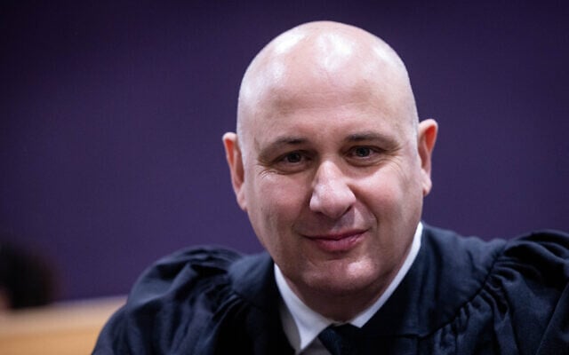 State Attorney prosecutor Yehonatan Tadmor at the cross-examination of Prime Minister Benjamin Netanyahu during his criminal trial at the Tel Aviv District Court, June 3, 2025. (Chaim Goldberg/Flash90)