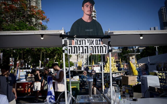Mother of Israeli hostage Jonathan Samerano celebrates her son's birthday at Hostage Square in Tel Aviv. Samerano was murdered by Hamas terrorists and his body was taken to Gaza. June 05, 2025. (Avshalom Sassoni/FLASH90)