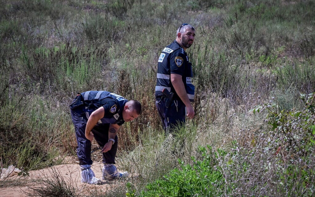 Israeli security forces at the scene of an incident in which a 13-year-old was critically injured while playing with a firearm, in Rishon LeZion, June 8, 2025. (Avshalom Sassoni/Flash90)