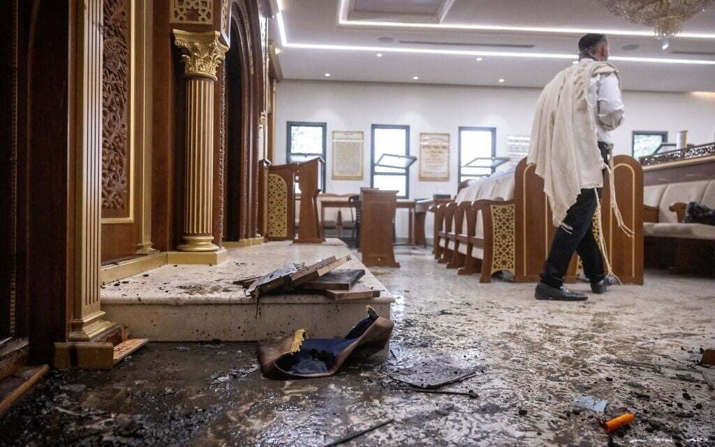 The scene of suspected arson and vandalism at a Jerusalem synagogue that is often attended by Shas spiritual leader Rabbi Yitzhak Yosef, June 8, 2025 (Chaim Goldberg/FLASH90)