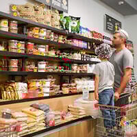 Israelis shop for food in Tel Aviv, as the country braces for an Iranian response to Israel's attacks on the Islamic Republic's nuclear program, on June 13, 2025. (Michael Giladi/FLASH90)