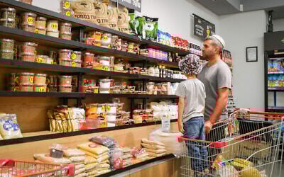 Israelis shop for food in Tel Aviv, as the country braces for an Iranian response to Israel's attacks on the Islamic Republic's nuclear program, on June 13, 2025. (Michael Giladi/FLASH90)