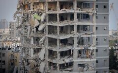 The scene of an apartment building destroyed by an Iranian ballistic missile impact, in Bat Yam, June 15, 2025. (Chaim Goldberg/Flash90)