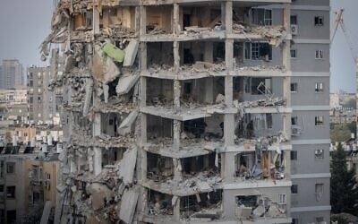 The scene of an apartment building destroyed by an Iranian ballistic missile impact, in Bat Yam, June 15, 2025. (Chaim Goldberg/Flash90)