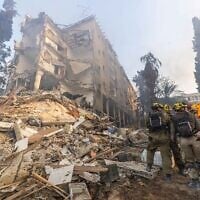 Israeli security and rescue forces at the scene of a ballistic missile impact in Rehovot, June 15, 2025. (Yossi Aloni/Flash90)
