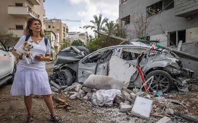 Israelis at scene where a ballistic missile fired from Iran hit and caused damage in Tel Aviv, June 16, 2025. (Photo by Chaim Goldberg/Flash90)