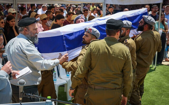 Friends and family attend the funeral of Israeli soldier Captain res. Tal Movshovitz at the military cemetery in Modi'in June 17, 2025. (Jonathan Shaul/Flash90)