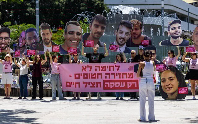 Protesters call for the release of Israelis held hostage in Gaza, at Dizengoff Square in Tel Aviv, June 18, 2025. (Chaim Goldberg/Flash90)