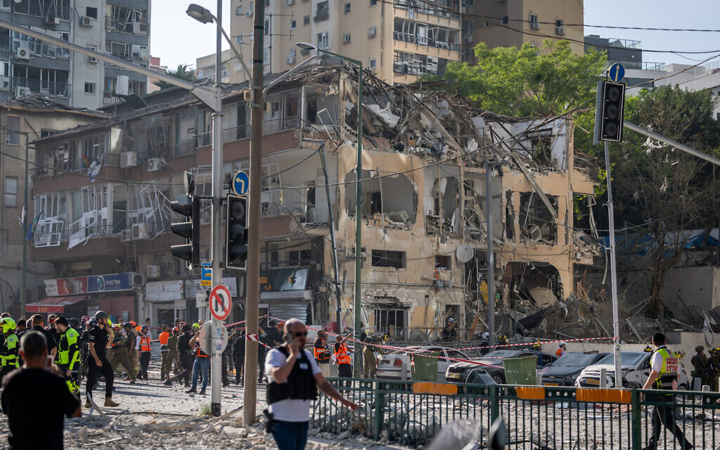 Security and rescue forces at the scene of a ballistic missile impact in Ramat Gan, June 19, 2025 (Chaim Goldberg/Flash90)