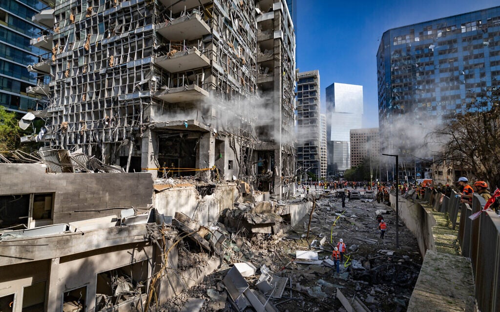 Security and rescue forces at the scene of an Iranian ballistic missile strike in Ramat Gan, June 19, 2025 (Chaim Goldberg/Flash90)