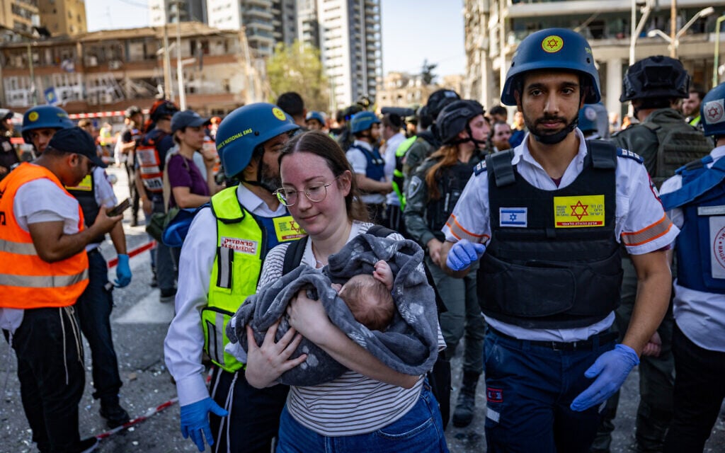 Security and rescue forces at the scene of an Iranian ballistic missile strike in Ramat Gan, June 19, 2025 (Chaim Goldberg/Flash90)
